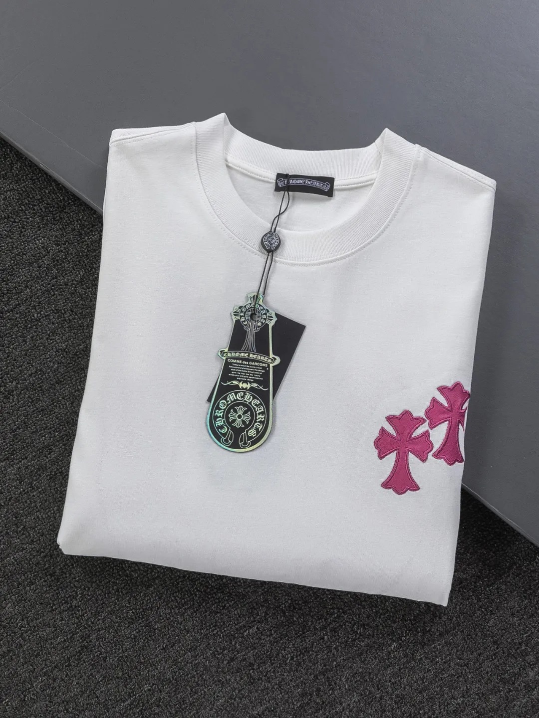 🅿️190 Chrome Hearts CH Cross 26SS New products are hot at the same time💥 Early spring classic style Colorful double cross on the chest 🪡 Embroidery Large logo cross on the back Horseshoe patchwork leather ding Sanskrit ✝️🪡 Embroidery Round neck short-sleeved T-shirt, a popular style, a style that both men and women like, the same style for men and women, 100% chance of turning heads when you wear it when you go out! It’s all about being handsome. The designer’s classic sense is precisely grasped. The whole piece of clothing is heavy. Industrial washing process. Ready-made garments are dyed + sprayed for a horse effect. The double-washing process is super recognizable. It uses heavy washing to make it distressed. The edges of the patch are slightly rolled and naturally distressed. It has a three-dimensional layering with a little damage and is very visually lethal. It adheres to Kroxin's consistent rough style. The chest and back are large, and the horseshoe flower printed patch pattern is embroidered and decorated. It is decorated with silver metal engraved distressed buttons. The classic elements full of brand recognition instantly enhance the overall sense of grade and specification. Its texture is quite high-end! The overall feeling is high-end, simple and elegant, with silver hardware accessories, a full set of customized accessories, and the pattern of the entire dress is all decorated with patchwork three-dimensional embroidery technology, which is the finishing touch of the entire dress. The design on the back is even more eye-catching! ! This full back is so cool, it’s full of design, and the overall upper body style highlights fashion and individuality. Wearing it together as a couple is even more popular on the street. I recommend the early autumn sweatshirt! ! The fabric is a unique 320g 100% cotton, which is skin-friendly, breathable, warm to the touch, firm in texture, and smooth in lines. It can be called a back killer, which has very strict requirements on craftsmanship and cost. The smooth neckline, flat cuffs and hems, the stitches are small and tight, tight and orderly, and the details are perfect. The consistent OS version can be worn alone or layered. It is very casual, but very iconic! It is simply the flagship of high-end trendy brands and must be included in your wardrobe. It has the American fashion spirit of freedom and individuality, and is highly recognizable and stylized! Color: Black White Size: S-XL Size chart: S: Shoulder width 50-Bust 56-Length 70 M: Shoulder width 52-Bust 57-Length 72 L: Shoulder width 54-Bust 59-Length 74 XL: Shoulder width 56-Bust 62-Length 76